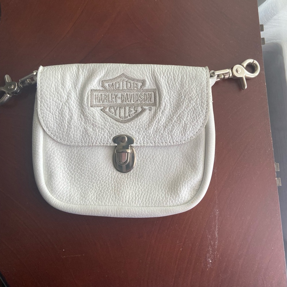 Harley Davidson woman’s purse with clips.
